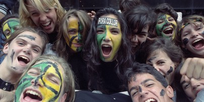 Jovens 'caras pintadas' a favor do impeachment de Collor, em 1992 — Foto: Custódio Coimbra/Agência O GLOBO