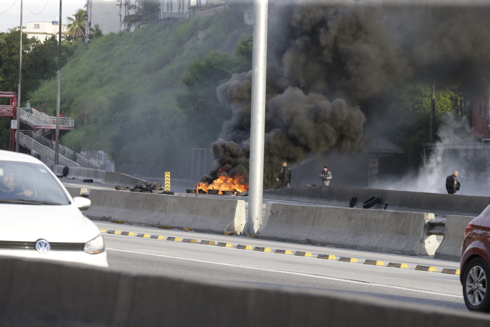 Avenida Brasil and Linha Vermelha, near Cidade Alta (in Cordovil) were closed, in both directions, for about an hour — Photo: Domingos Peixoto / Agência O Globo