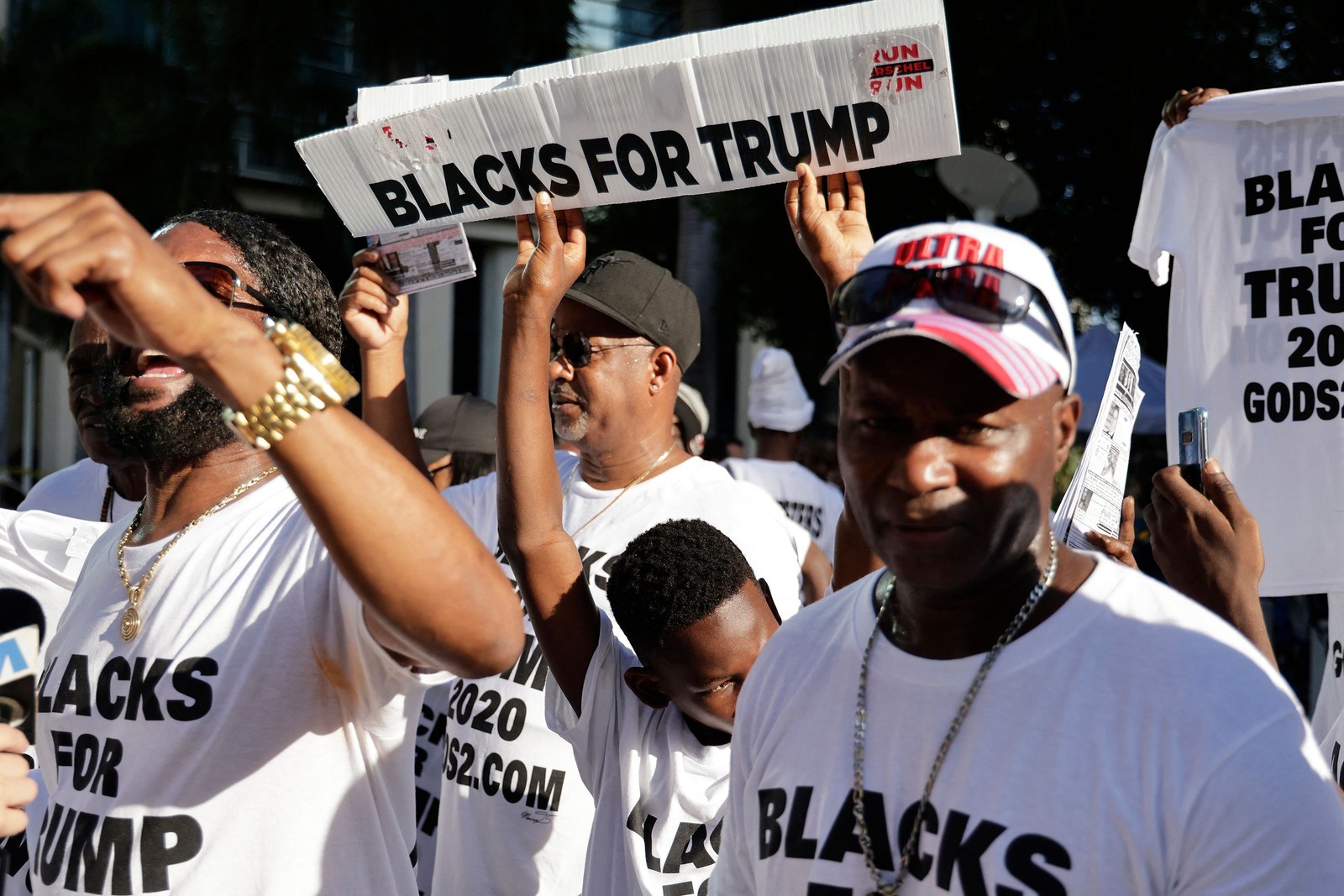 Apoiadores do movimento "negros por Trump" do lado de fora do Tribunal Federal dos Estados Unidos — Foto: Alon Skuy / Getty Images via AFP