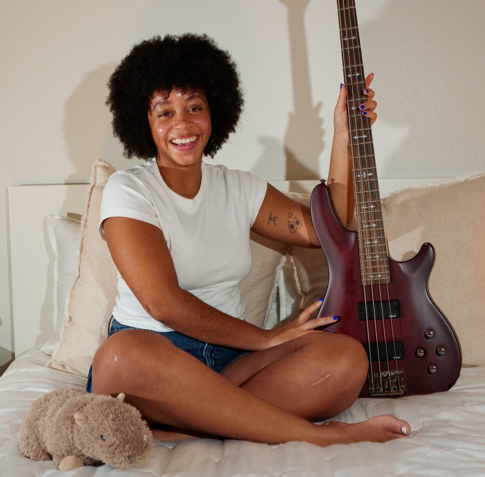 Alanis Castro-Pacheco, que a princípio se arrependeu de colocar no cartão de crédito a compra de um baixo e um amplificador de US$ 500, mas agora tira proveito da aquisição fazendo aulas de música — Foto: Maggie Shannon/The New York Times