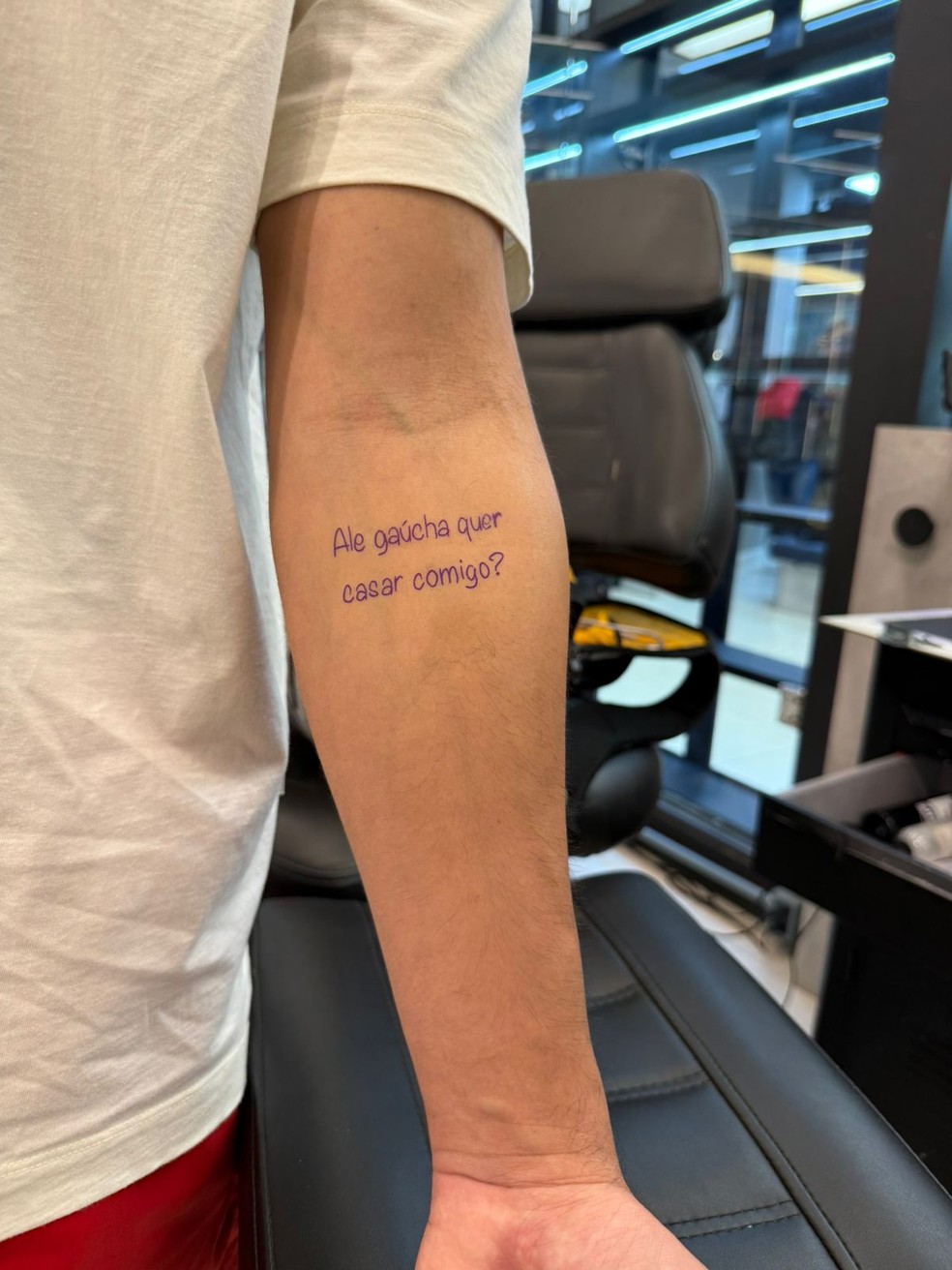 Assinante de Ale Gaúcha resolveu fazer um pedido de casamento inusitado na própria pele ao eternizar a frase em uma tatuagem — Foto: Divulgação | CO - Assessoria
