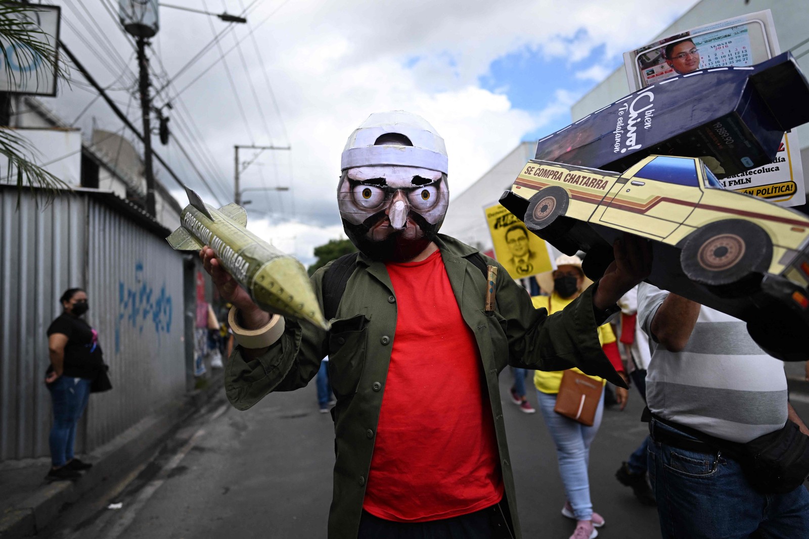 Opositor ao governo do presidente salvadorenho Nayib Bukele protesta contra as políticas de segurança de Bukele, durante o 201º aniversário da independência de El Salvador em San Salvador  — Foto: MARVIN RECINOS/AFP