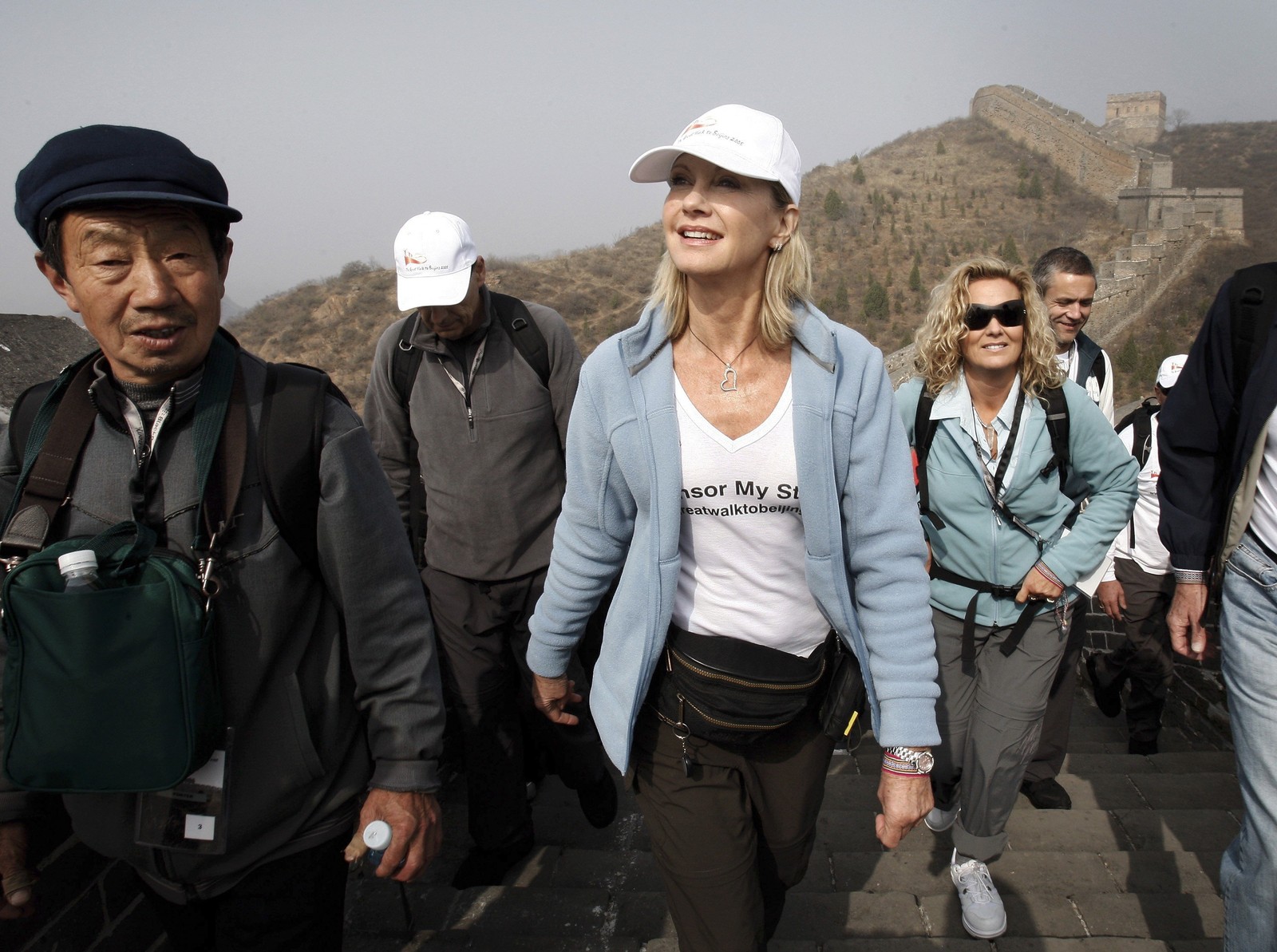 Olivia Newton-John liderou uma caminhada na Muralha da China para juntar verbas para pesquisas contra o câncer — Foto: AP Photo/Andy Wong