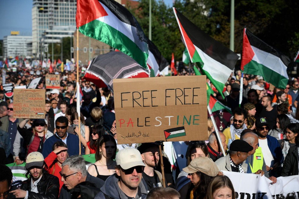 Pessoas marcham com bandeiras palestinas durante em manifestação no centro de Berlim, neste sábado (27/09) — Foto: Ralf Hirschberger/AFP