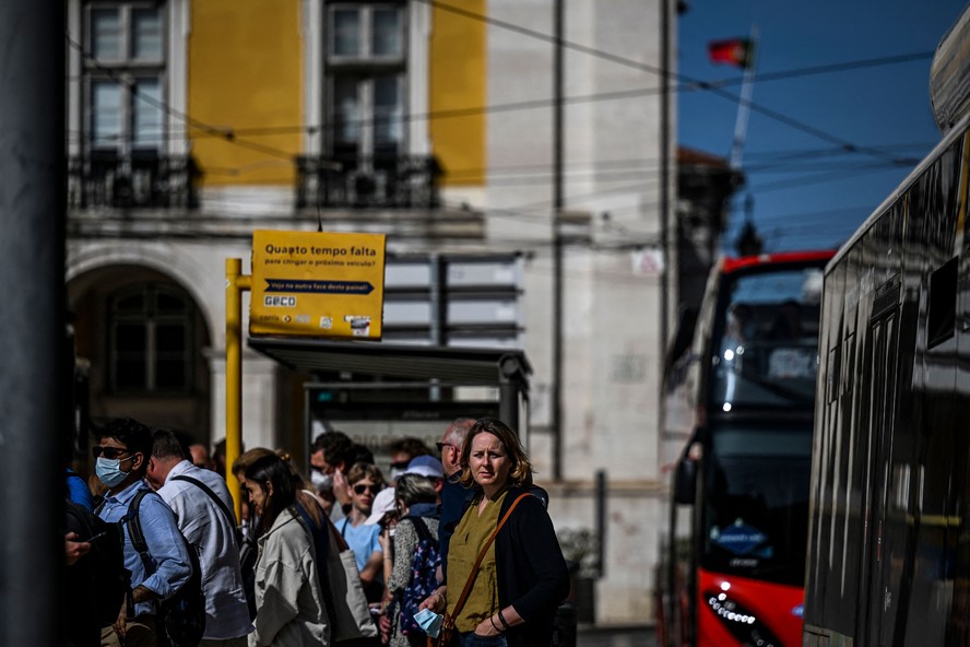 Passageiros esperam pelo transporte público no centro de Lisboa