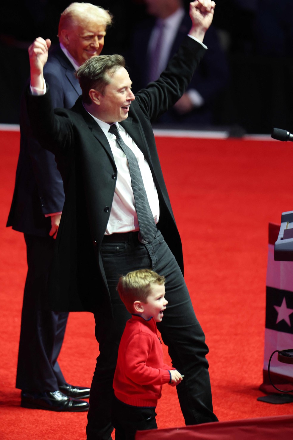 Elon Musk e o filho X no palco com Donald Trump: celebração da vitória — Foto: AFP