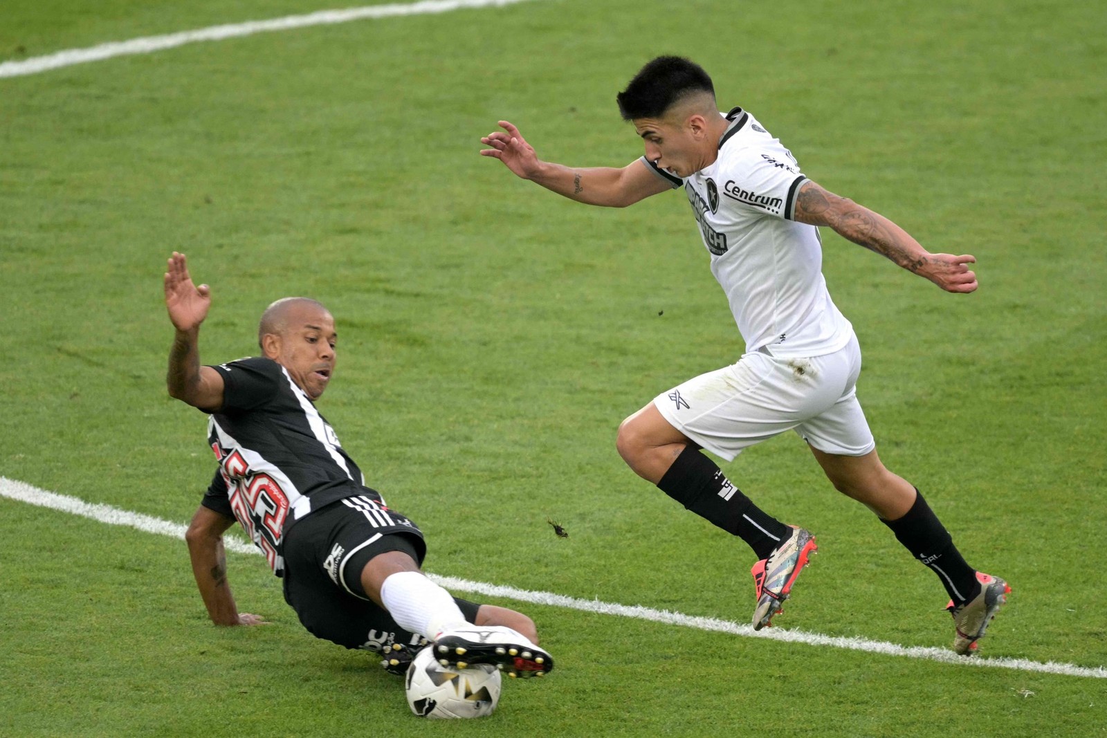 Zagueiro do atlético defende bola de Thiago Almada do Botofogo na final da Libertadores — Foto: UAN MABROMATA / AFP