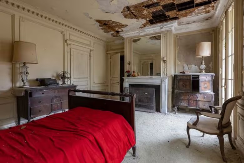 Um dos quartos localizados na ala norte da propriedade ainda conserva a mobília daquela época. — Foto: La Nacion