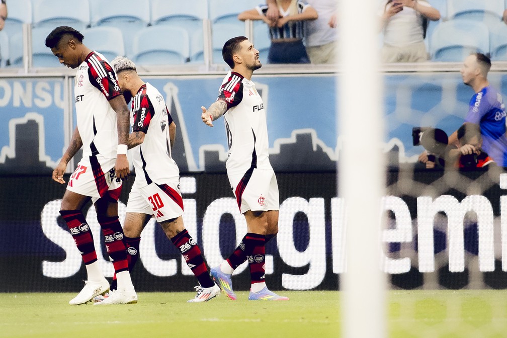 Arrascaeta comemora o primeiro dos dois gols marcados na vitória do Flamengo sobre o Grêmio — Foto: Adriano Fontes/Flamengo