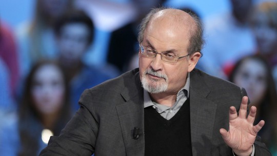 Salman Rushdie: duas semanas após ataque, intelectuais fazem campanha por Nobel para escritor