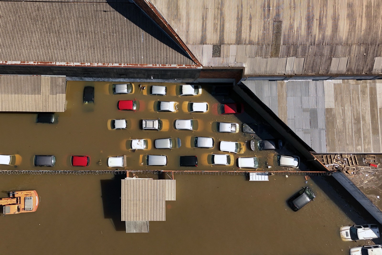 Vista aérea mostra veículos semi-submersos em um estacionamento inundado em Porto Alegre após tempestades torrenciais no sul do Rio Grande do Sul — Foto: Carlos FABAL / AFP