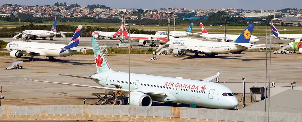 Pista do Aeroporto Internacional de São Paulo, em Guarulhos: cerca de 130 mil passageiros passam por dia pelo local — Foto: Rovena Rosa/Agência Brasil