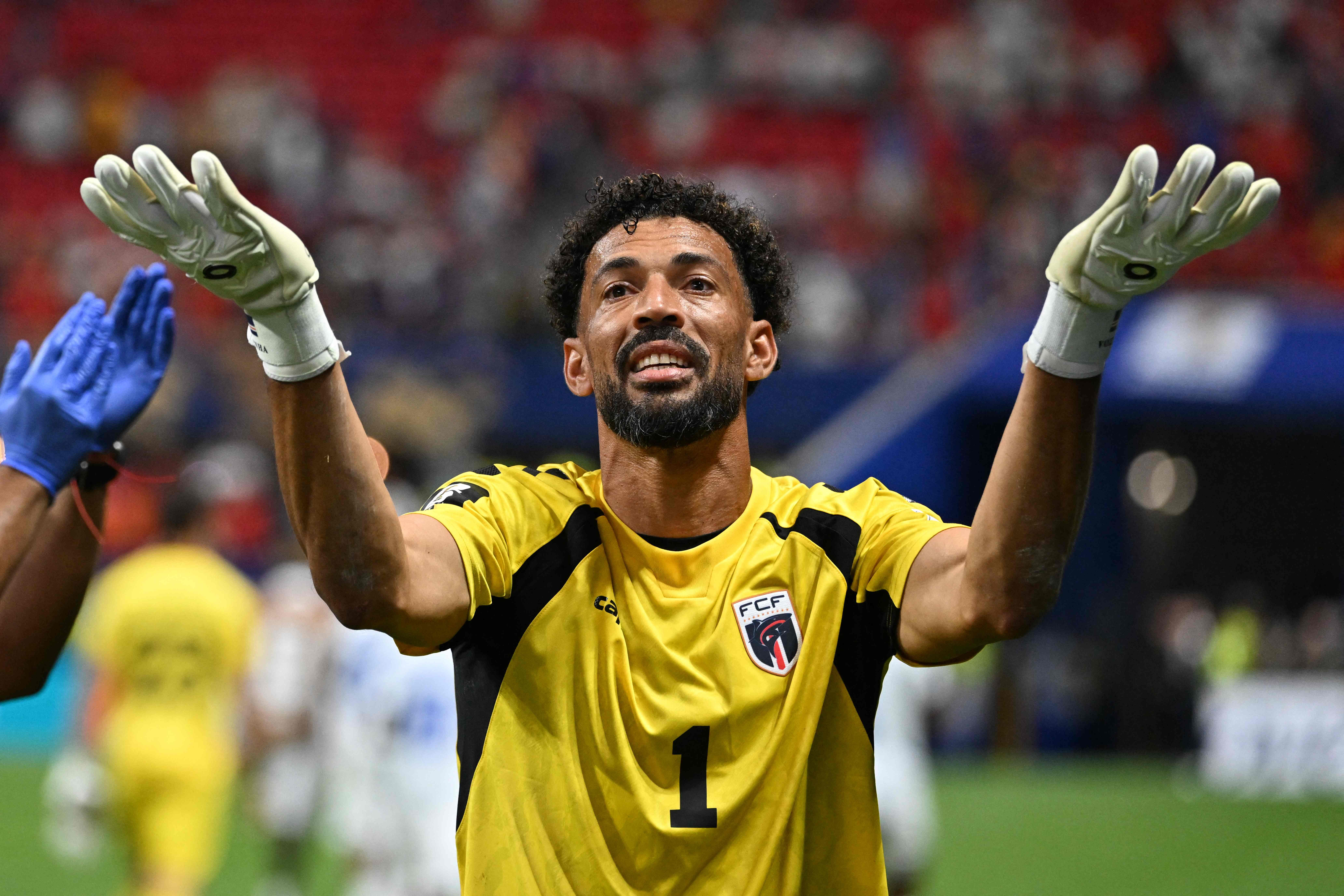 Vozinha se torna goleiro mais seguido no mundo no Instagram após ultrapassar Iker Casillas
