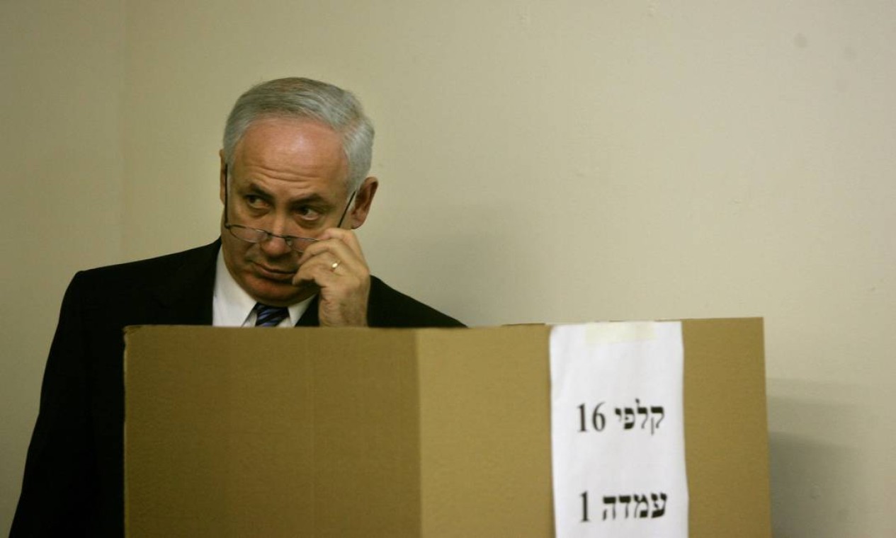 O líder do partido Likud de Israel e ex-primeiro-ministro, Benjamin Netanyahu, vota nas primárias do partido em Tel Aviv, em janeiro de 2006. Netanyahu reassumiu a liderança do partido em dezembro de 2005, quando Sharon deixou a legenda para fundar o Kadima.  — Foto: Ariel Schalit /  