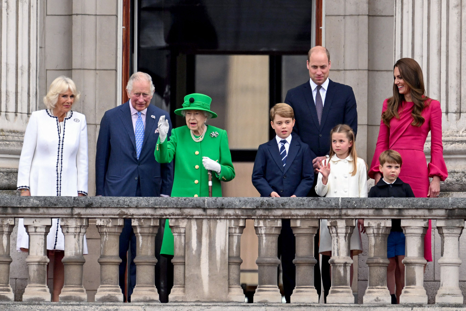 Foto de 5 de junho de 2022 mostra a rainha Elizabeth II na varanda do Palácio de Buckingham acompanhada da britânica Camilla, duquesa da Cornualha, o então príncipe Charles, o príncipe William, duque de Cambridge com seus filhos e a esposa, Kate — Foto: Leon Neal / POOL / AFP