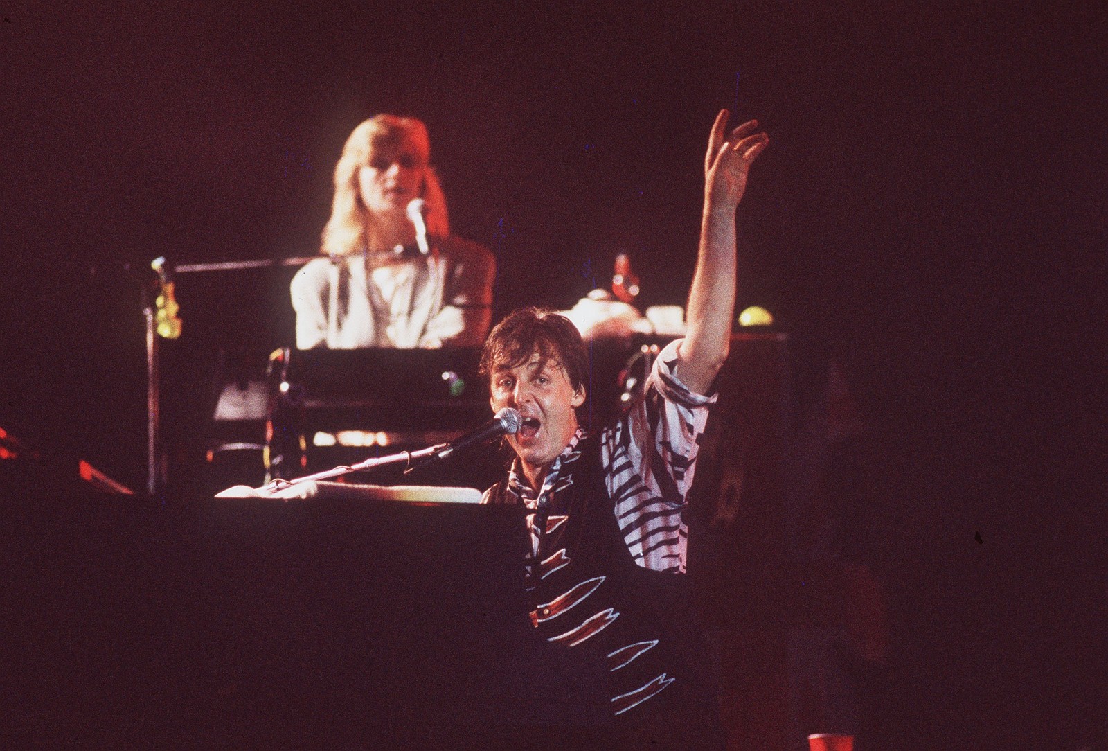 Paul e Linda McCartney, em 1990, em show no Maracanã — Foto: Custódio Coimbra