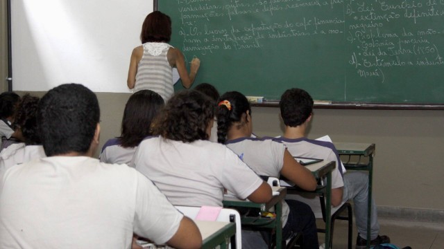 Um a cada cinco jovens de 18 a 24 anos não concluiu e não frequenta ensino médio