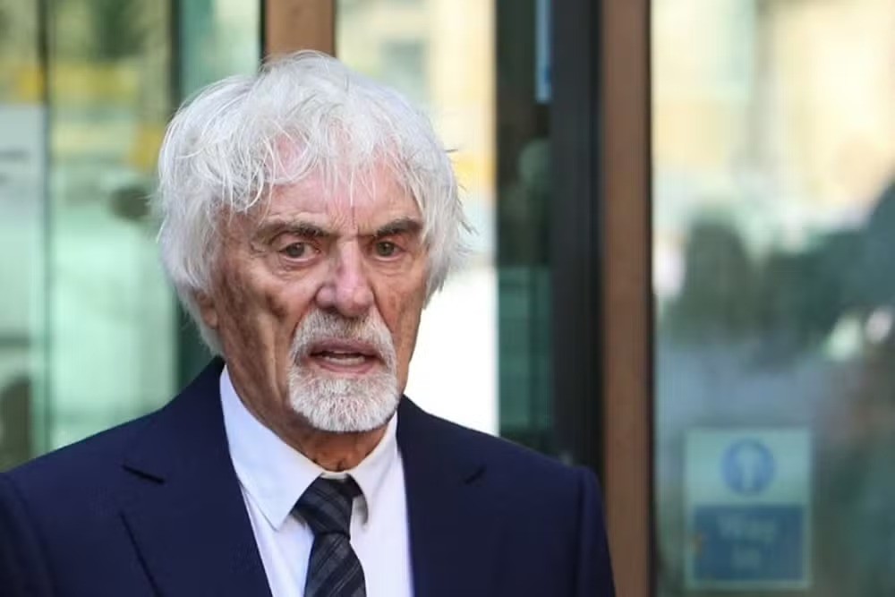 Ex-chefão da Fórmula 1, Bernie Ecclestone é detido em Portugal após ser encontrado com espingarda em jato particular