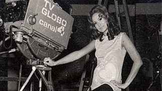 Susana Vieira entre as câmeras de TV, nos bastidores da Globo, na década de 1970; antes, a atriz havia trabalhado em novelas da TV Tupi, da TV Excelsior e da Record — Foto: Arquivo