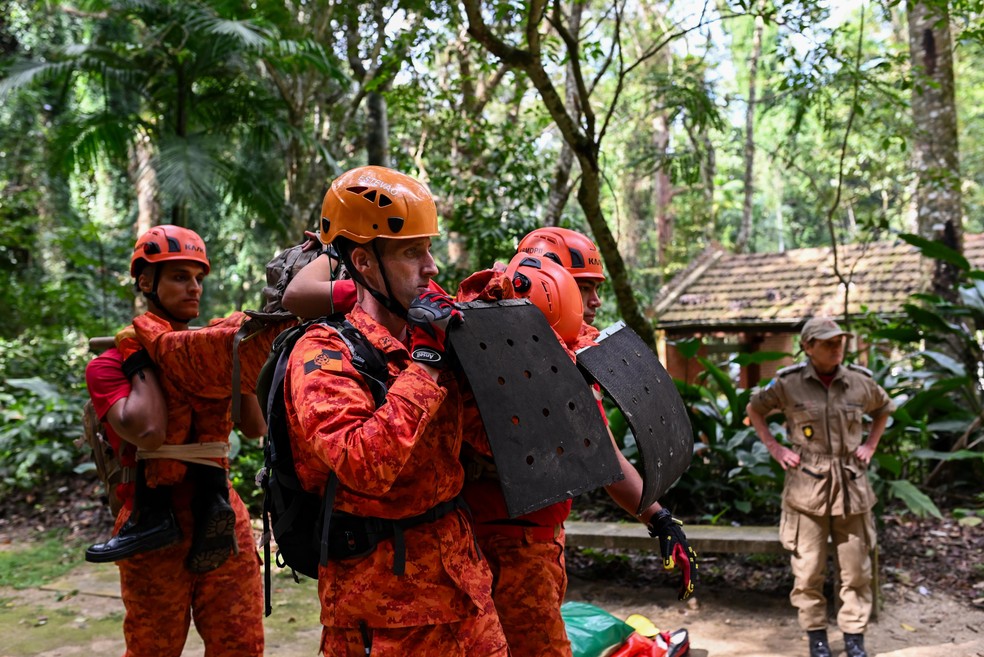 Bombeiros em simulação na operação Extinctus — Foto: Divulgação/Sargento BM Fraga/CBMERJ