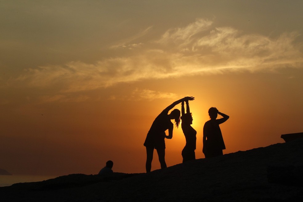Cariocas se exercitam ao amanhecer no Arpoador: horário de verão foi suspenso em 2019 — Foto: Custodio Coimbraa/ Agência O Globo