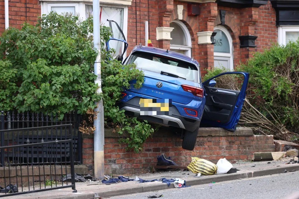 Carro invade jardim e atinge casa na Inglaterra; passageiro fica em estado crítico após acidente