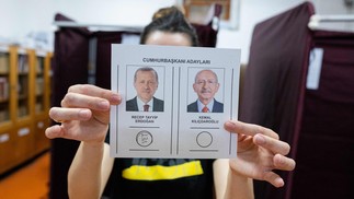 Os candidatos à presidência no segundo turno das eleições da Turquia -  Recep Tayyip Erdogan e Kemal Kiliçdaroglu. — Foto: Umit Turhan Coskun / AFP
