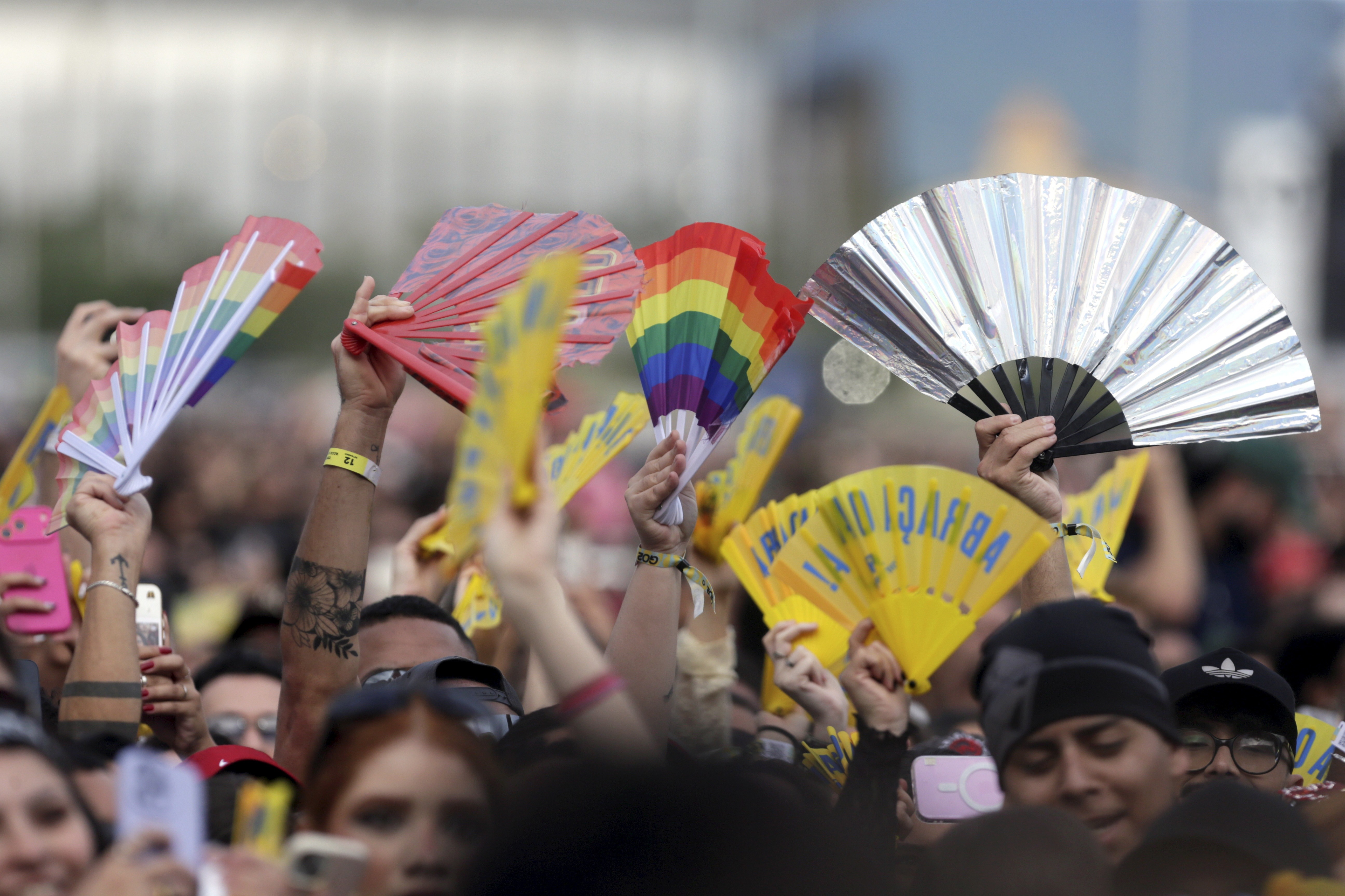 Fãs batem leques no Rock in Rio para sentir a 'energia do momento', e item ganha espaço entre gays e mulheres - Foto