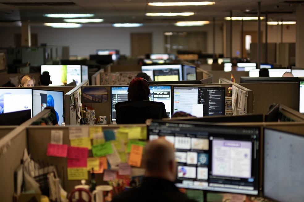 Trabalhadores da Reciprocity Industries, uma empresa de serviços jurídicos localizada em um prédio baixo em Billings, Montana, em 12 de fevereiro de 2024. — Foto: Janie Osborne / The New York Times