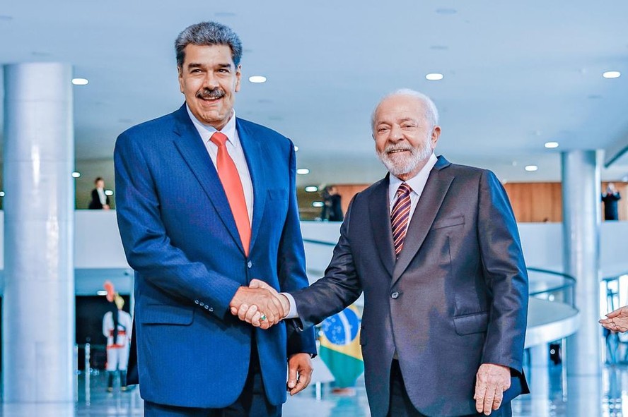 Presidente da Venezuela, Nicolás Maduro, cumprimenta o presidente Luiz Inácio Lula da Silva no Palácio do Planalto