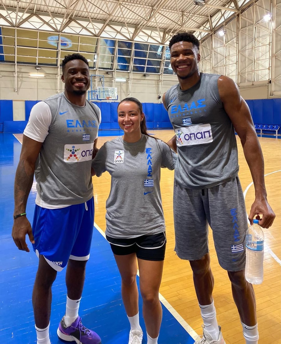 Jelena Todorovic ao lado de Giannis Antetokounmpo e Thanasis Antetokounmpo