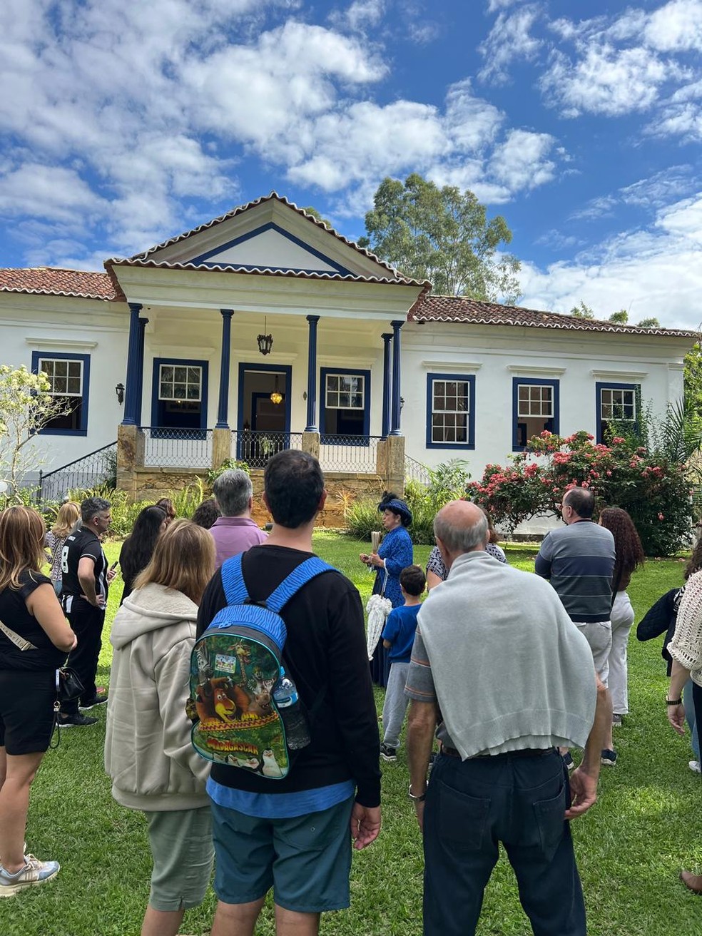 Turistas visitam a Fazenda Florença, que mantém a arquitetura original, com alpendre neoclássico — Foto: Arquivo pessoal