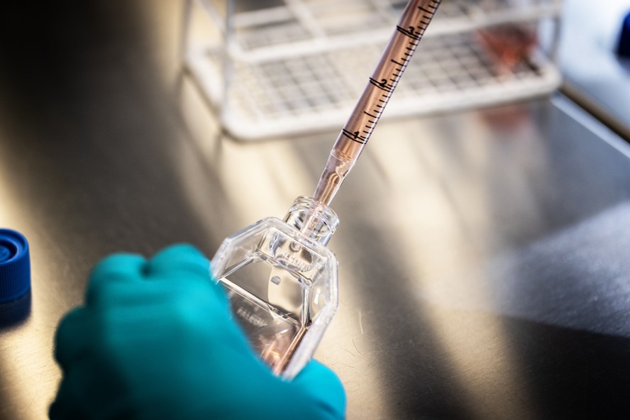 Um cientista usa uma pipeta em pesquisa nos nos laboratórios de terapia celular da Novo Nordisk, fabricante da Ozempic, na Dinamarca