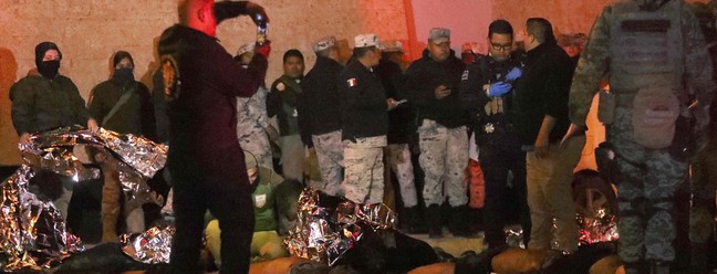 Bombeiros e soldados mexicanos resgatam pessoas do centro de migração em Ciudad Juárez, estado de Chihuahua, no México, em 27 de março de 2023 — Foto: Herika Martinez / AFP