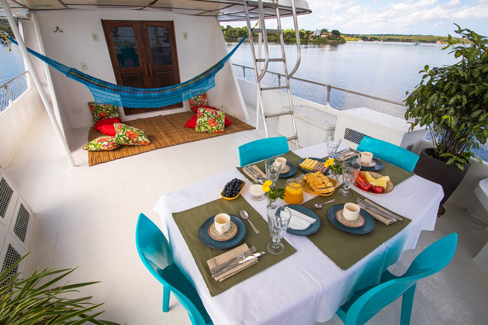 Café da manhã servido no deque do Tupaiu, um dos barcos da expedição Kaiara, que explora os arredores de Alter do Chão, no Pará — Foto: Divulgação