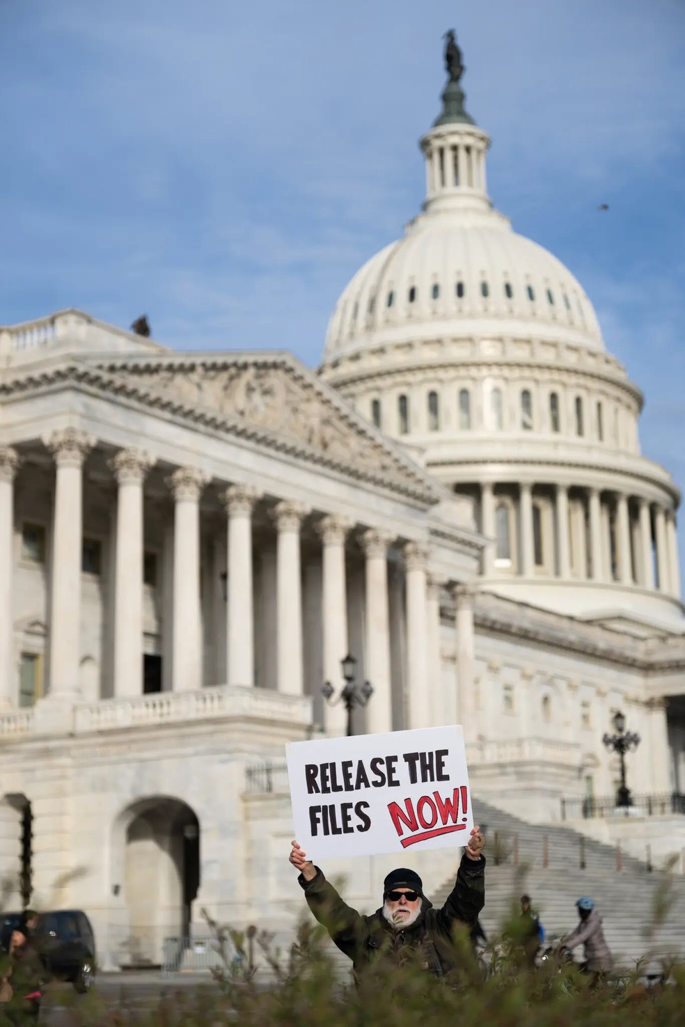 Um manifestante no Capitólio no mês passado exigindo a divulgação dos documentos de Epstein — Foto: Tierney L. Cross/New York Times