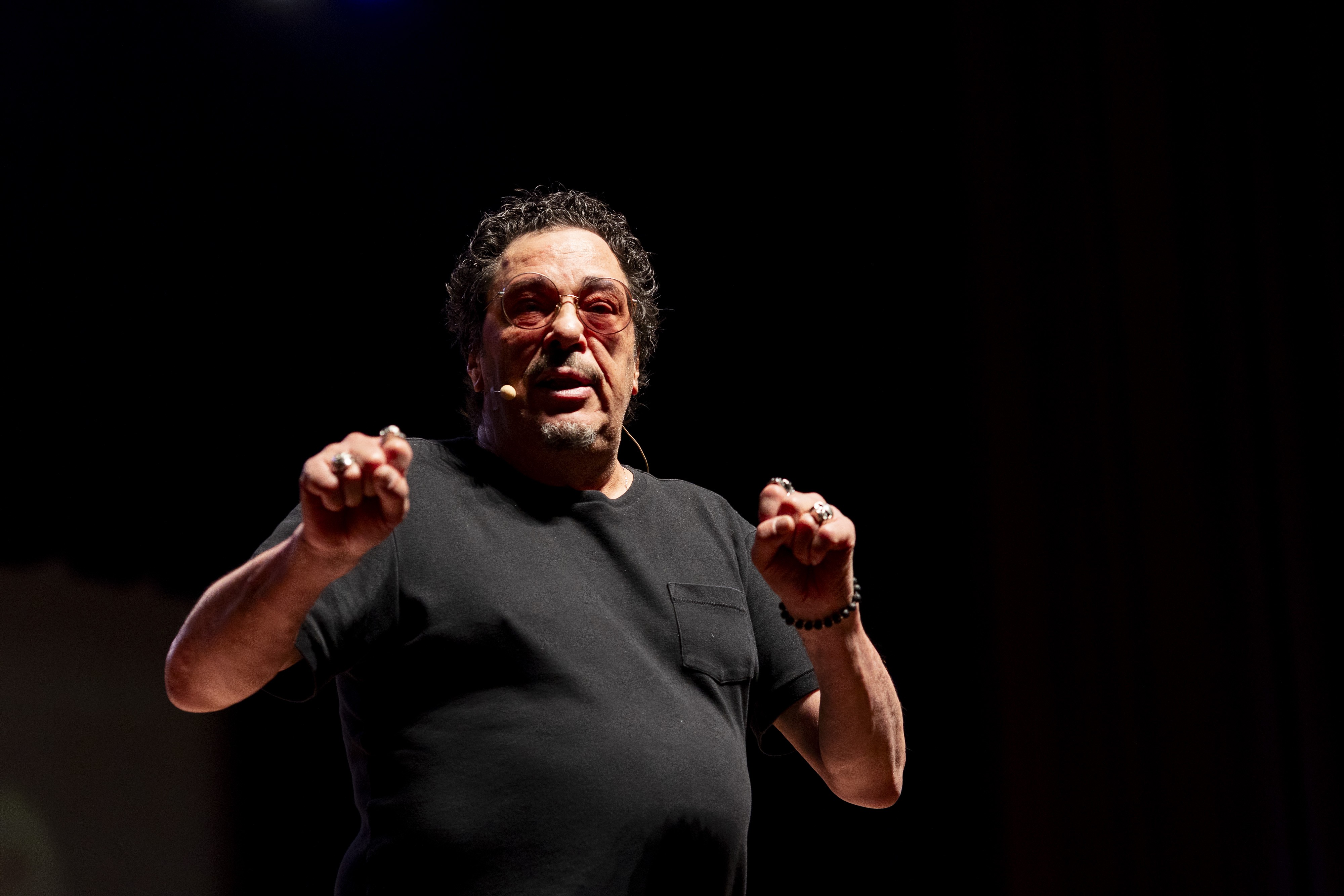 Casagrande estreia no teatro com boas histórias, das cômicas que viveu com Baby Consuelo, Rita Lee e Fagner, às dramáticas