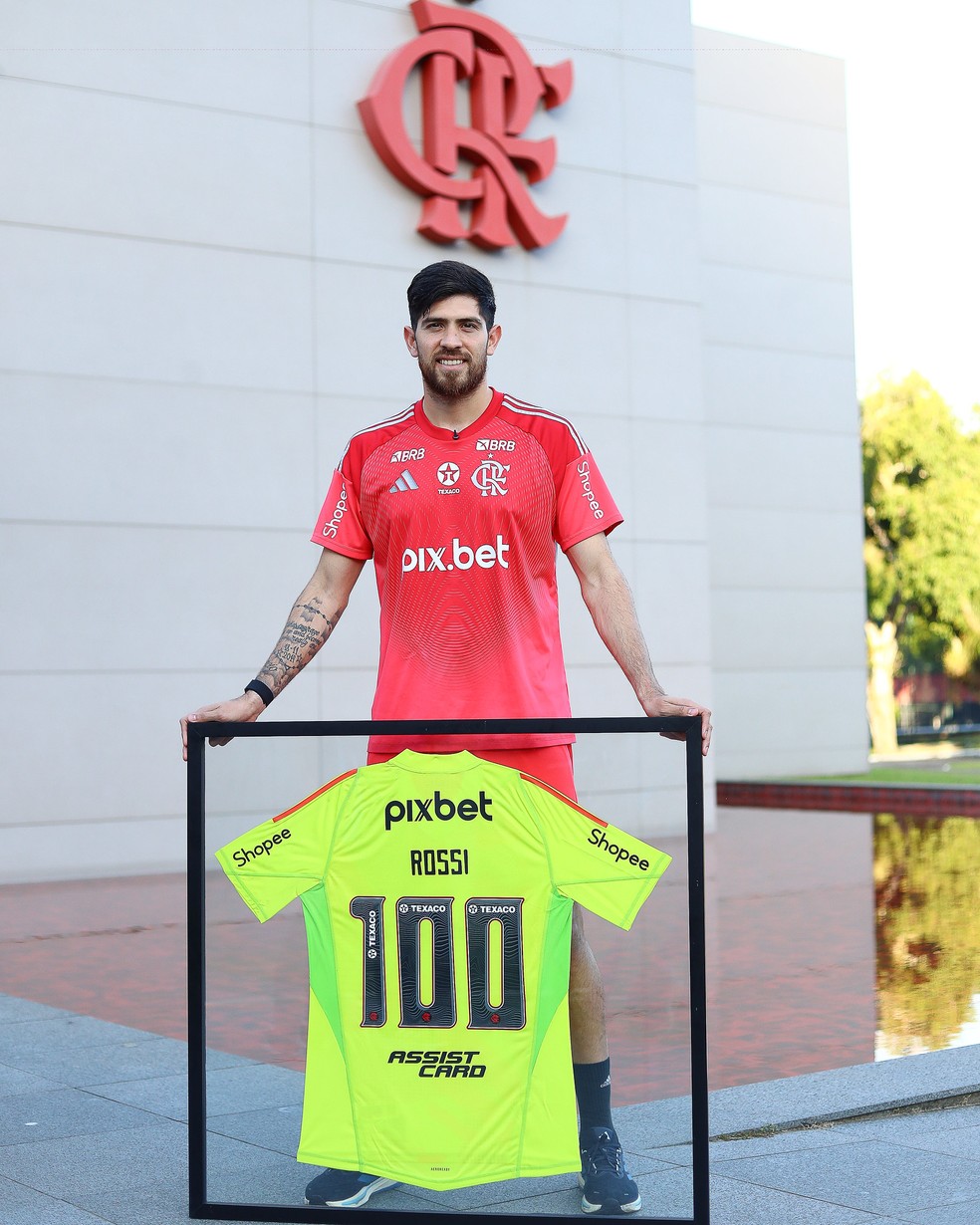 Rossi recebe placa de homenagem de 100 jogos pelo Flamengo — Foto: Gilvan de Souza/Flamengo
