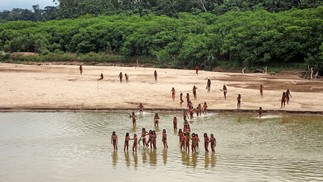 Grupo Mashco Piro em aparição rara no Rio Las Pedras em Madre de Dios, no Peru — Foto: Suvival International