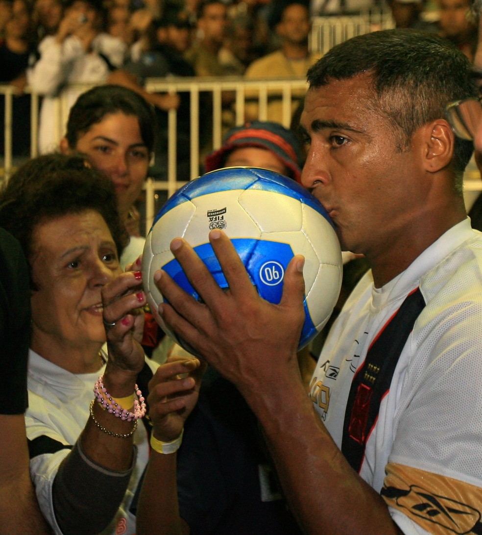 Romário com a mãe Dona Lita em Vasco x Sport em São Januário, no dia do milésimo gol — Foto: Ivo Gonzalez / 20-5-2007