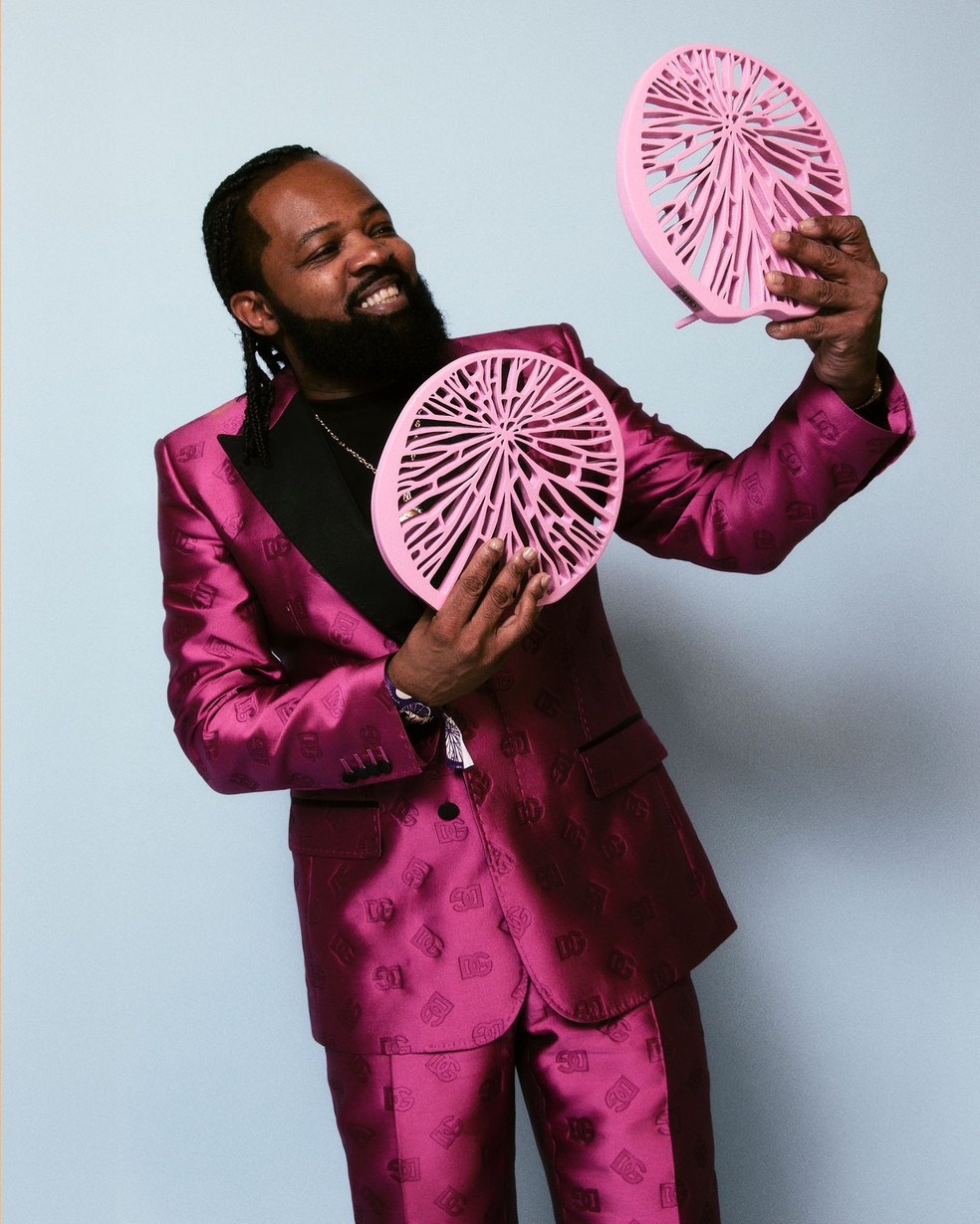 Xande de Pilares no Prêmio da Música Brasileira: melhor intérprete e melhor lançamento na categoria Samba — Foto: Divulgação