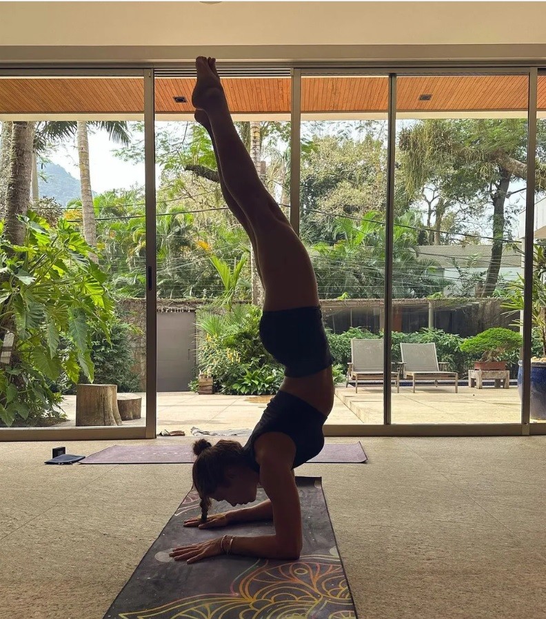 Grazi Massafera Faz ioga na Sala de Casa, TodaEnvidraçada-foto: Reprodução/Instagram