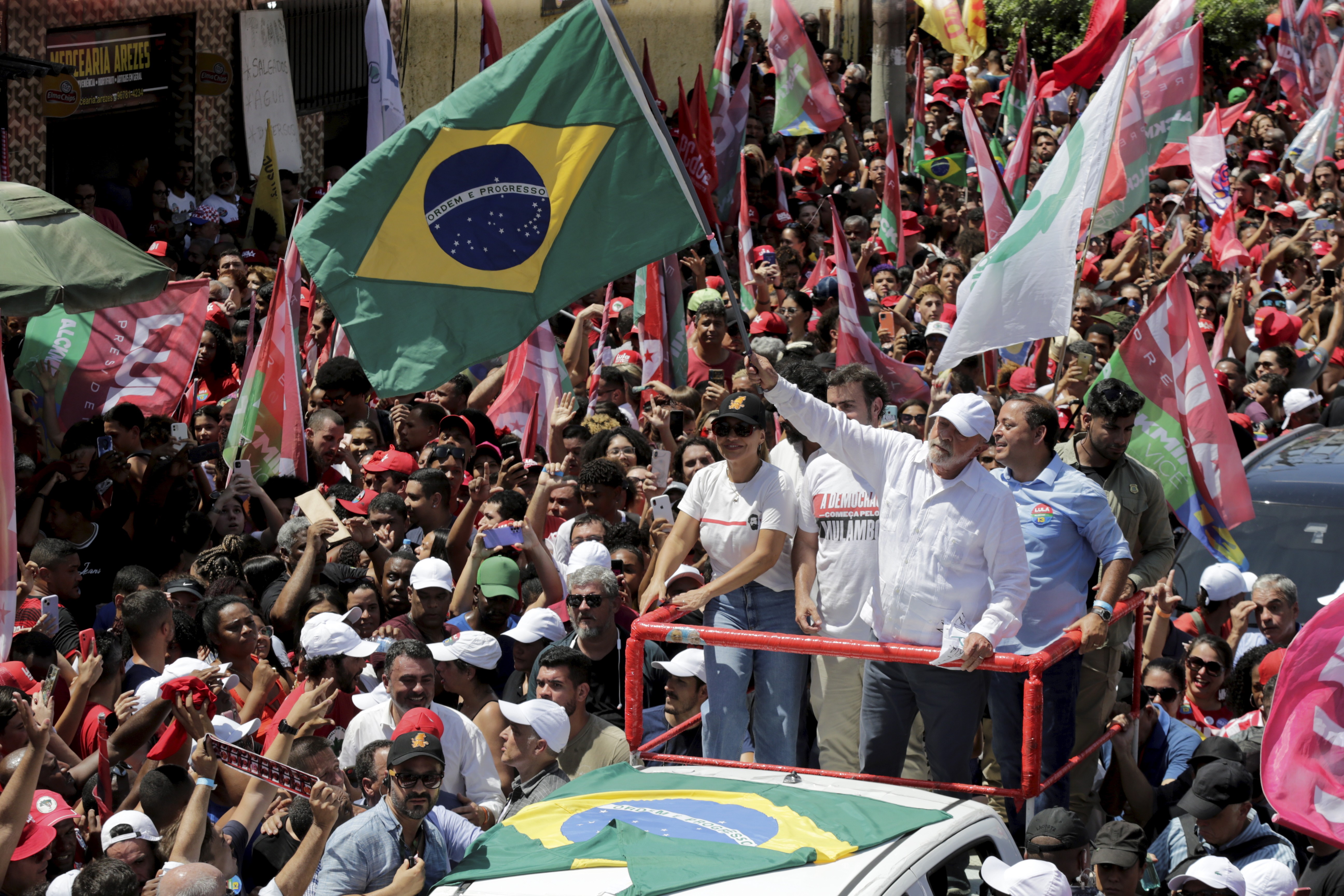 Lula vira em zonas eleitorais de São Gonçalo, berço de Douglas Ruas, e chega a 48,02% dos votos válidos - Foto
