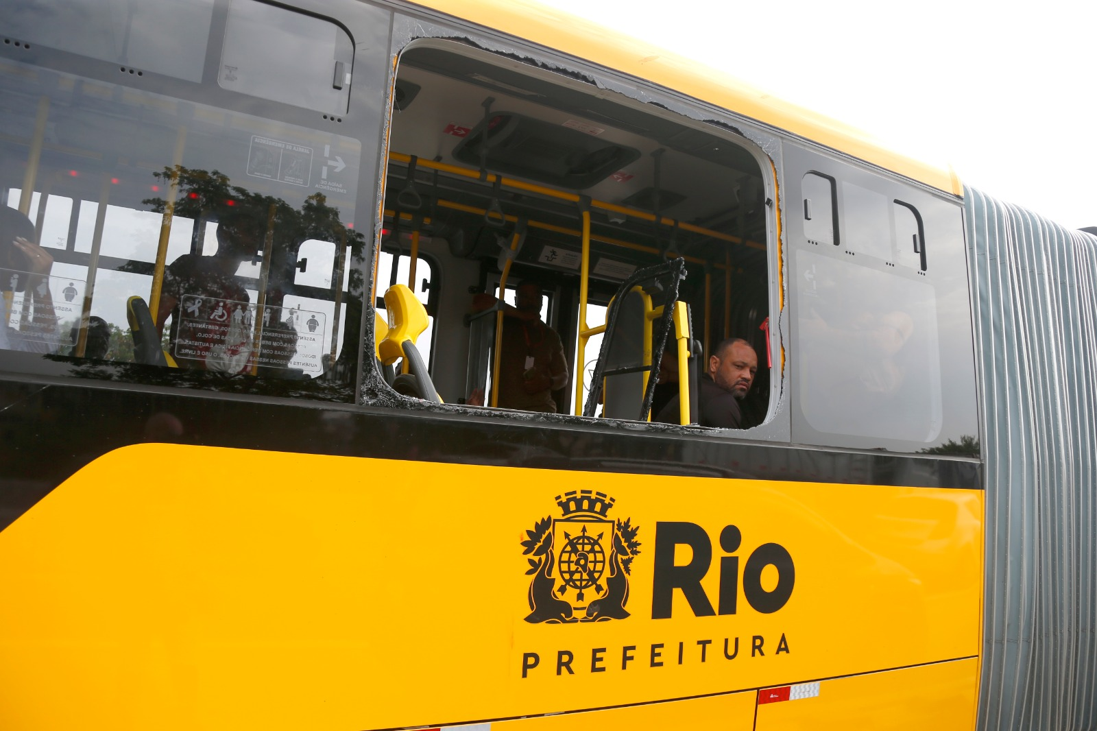 Janela do ônibus é quebrada durante tiroteio na Avenida Brasil — Foto: Fabiano Rocha / Agência O Globo
