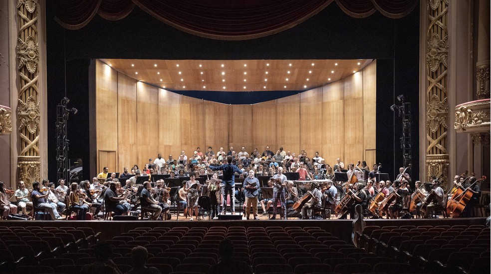 Coro e Orquestra Sinfônica do Theatro Municipal do Rio — Foto: Divulgação/Daniel Ebendinger
