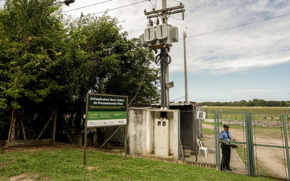 Após 16 anos e gastos de R$ 1,2 bi, terreno para a maior fábrica de vacinas do país, na Zona Oeste do Rio, ainda é só mato — Foto: Gabriel de Paiva