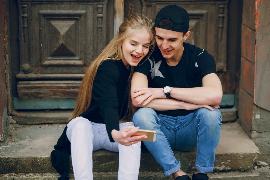 “Você deixaria seu namorado ou namorada ler suas mensagens no celular?” Sim, respondem a maioria dos jovens.