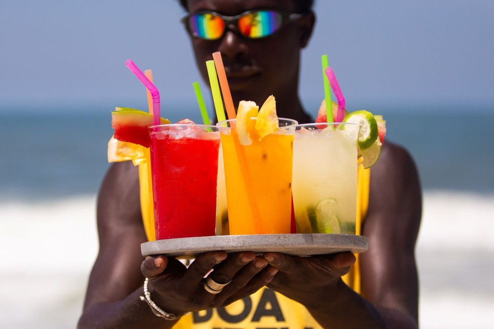 Entre cores, sabores e receio: ambulante oferece drinques nas areias de Copacabana — Foto: Julia Aguiar