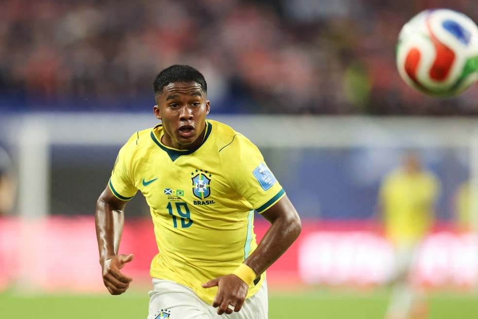 Endrick, camisa 19 do Brasil, durante partida contra Escócia nesta quarta-feira — Foto: PATRICIA DE MELO MOREIRA / AFP