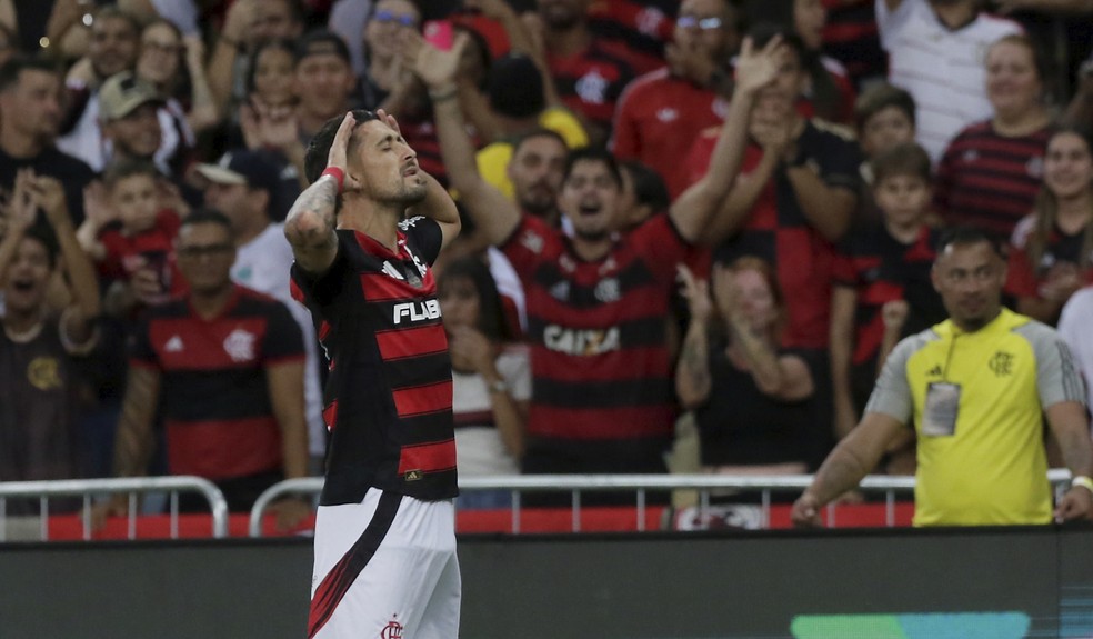 Arrascaeta comemora o gol que deu a vitória ao Flamengo contra o Bahia — Foto: Marcelo Theobald / Agência O Globo.